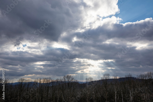 Sonnenuntergang mit dramatischen Wolken und Horizont