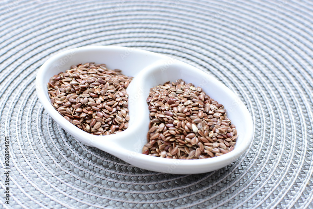 Flaxseed or flaxseed seeds, accompanied by oil (Linum usitatissimum) displayed in containers Flaxseed or flaxseed seeds, accompanied by oil (Linum usitatissimum) displayed in containers