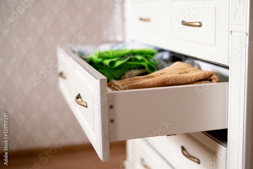 Foto the classic elegant commode in bedroom at home, sleeping supplies storage soluti