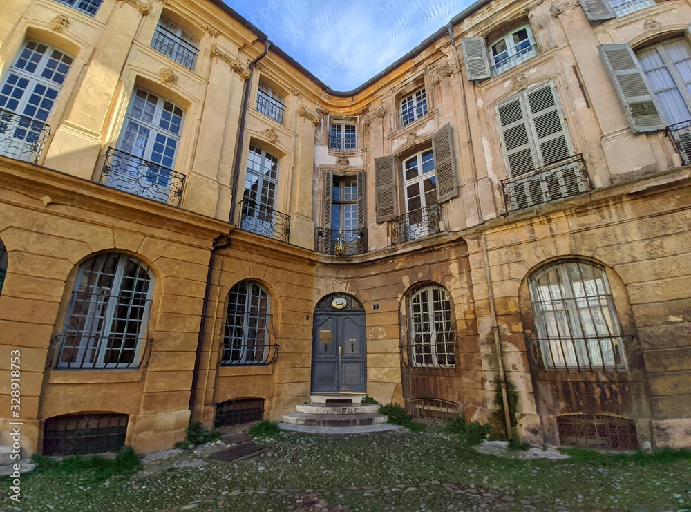 Place d'Albertas avec sa fontaine à côté du cours mirabeau et la rotonde à Aix en Provence, France