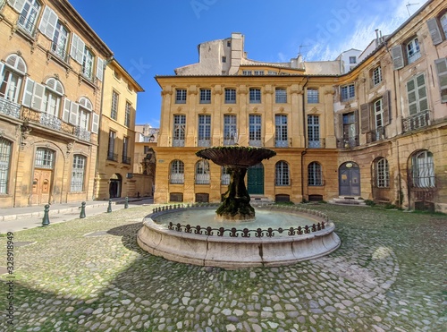 Place d'Albertas avec sa fontaine à côté du cours mirabeau et la rotonde à Aix en Provence, France