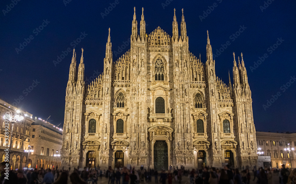 Beleuchtete Fassade des Doms von Mailand am Abend