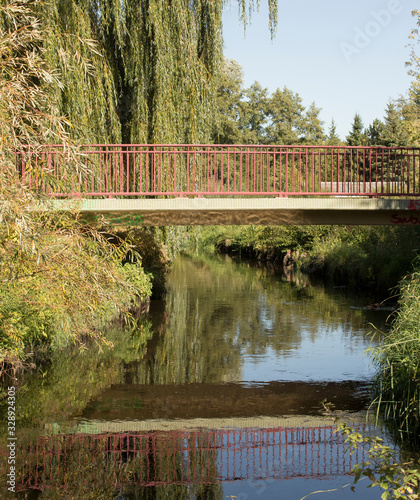 Brücke über dem Fluss