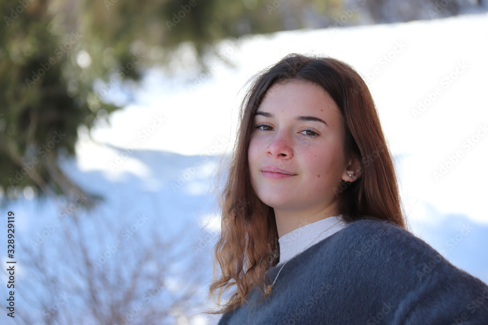 RAGAZZA IN POSA SULLA NEVE RAGAZZA IN POSA SULLA NEVE