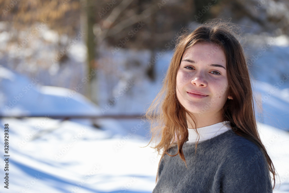 RAGAZZA IN POSA SULLA NEVE RAGAZZA IN POSA SULLA NEVE