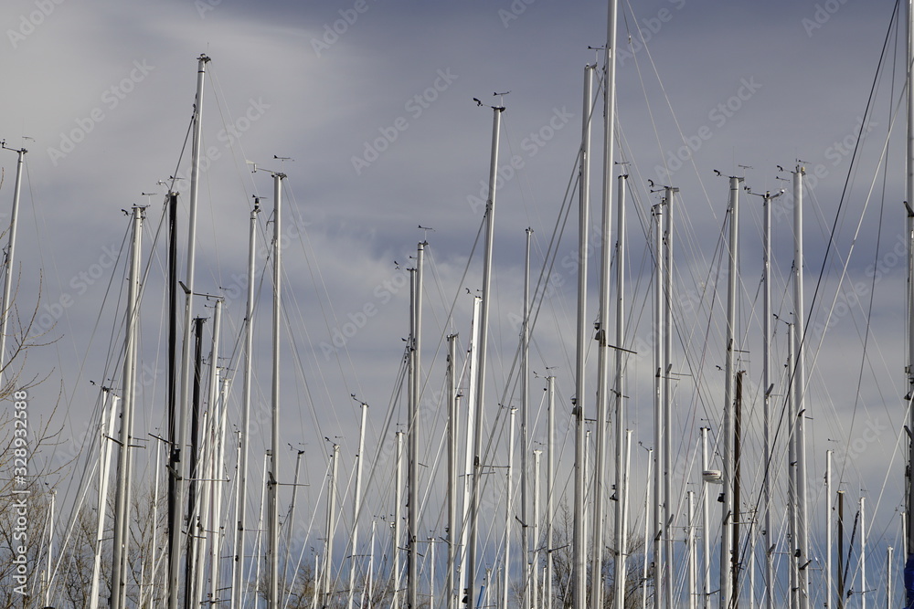 Sehr viele Masten von Segelbooten Sehr viele Masten von Segelbooten