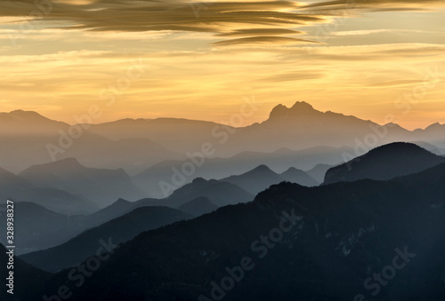 Paisaje de siluetas montañosas de Cataluña al amanecer y el Pedraforca al fondo (Cataluña, España)