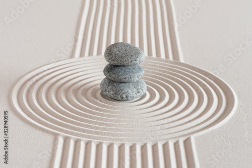 Photo Japanese zen garden with stone in textured white sand