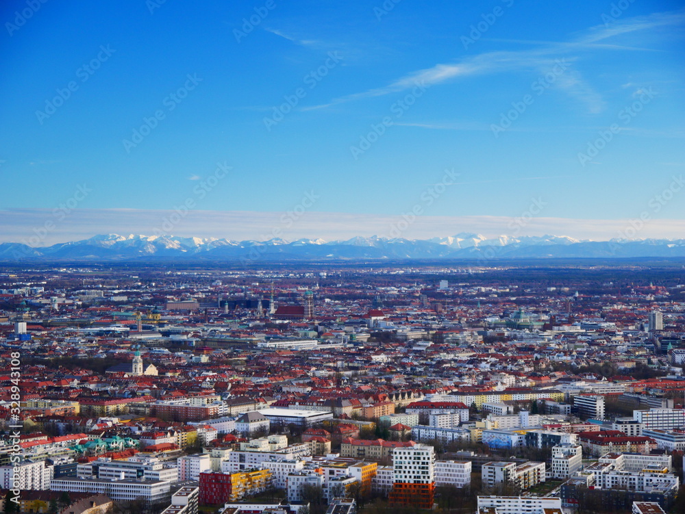 München, Deutschland: Die Stadt vorm Hintergrund der Alpen München, Deutschland: Die Stadt vorm Hintergrund der Alpen