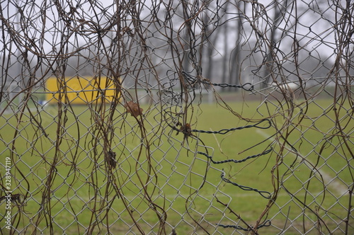 Geflickter Zaun der zu zerbrechen droht 