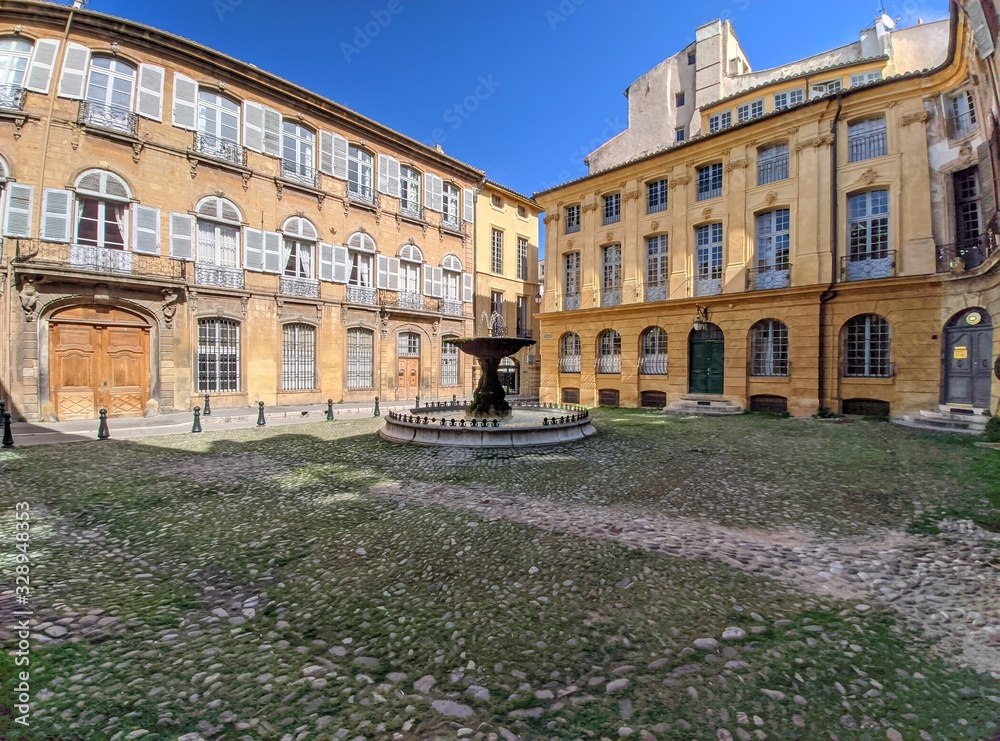 Place d'Albertas avec sa fontaine à côté du cours mirabeau et la rotonde à Aix en Provence, France