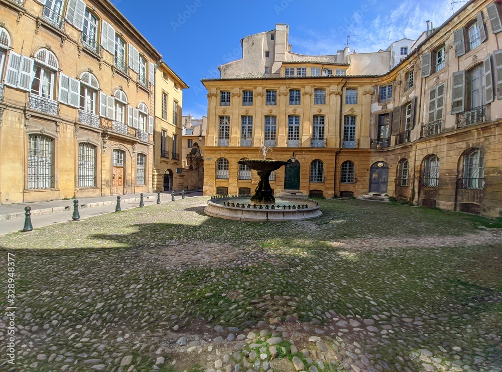 Obraz premium Place d'Albertas avec sa fontaine à côté du cours mirabeau et la rotonde à Aix en Provence, France