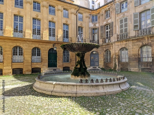 Place d'Albertas avec sa fontaine à côté du cours mirabeau et la rotonde à Aix en Provence, France
