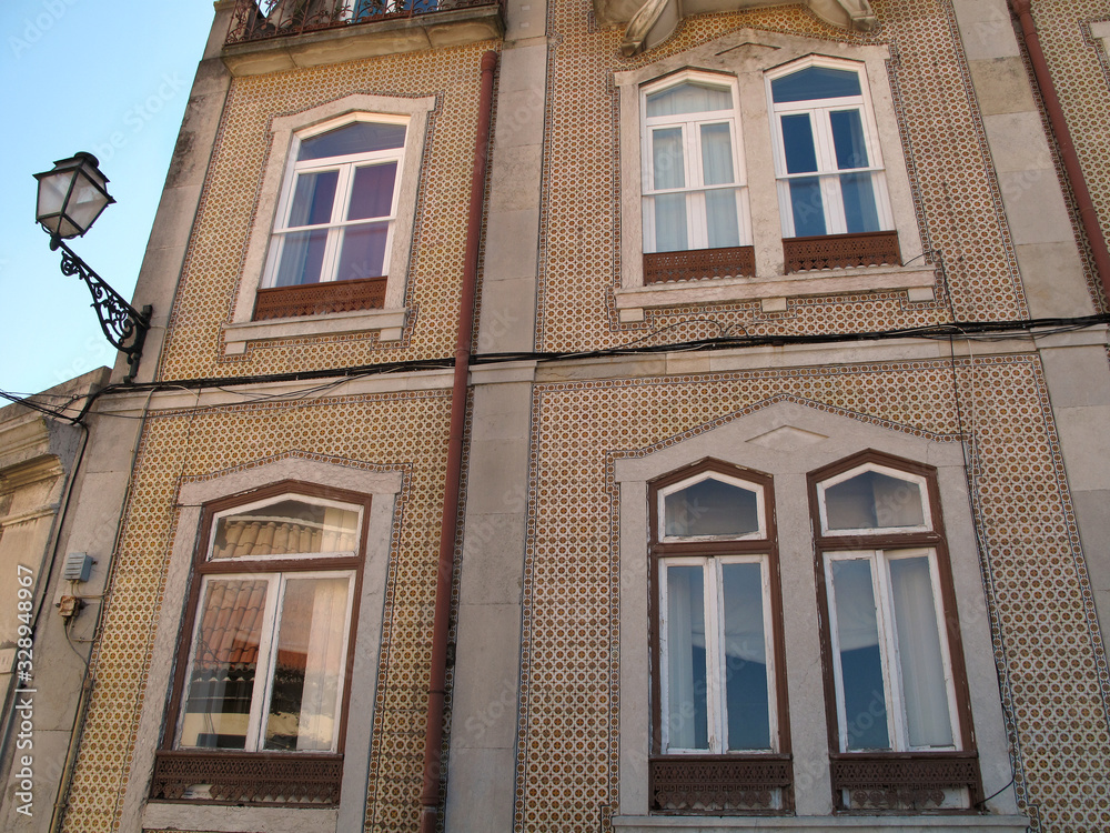Edificio con fachada revestida de azulejo en lisboa