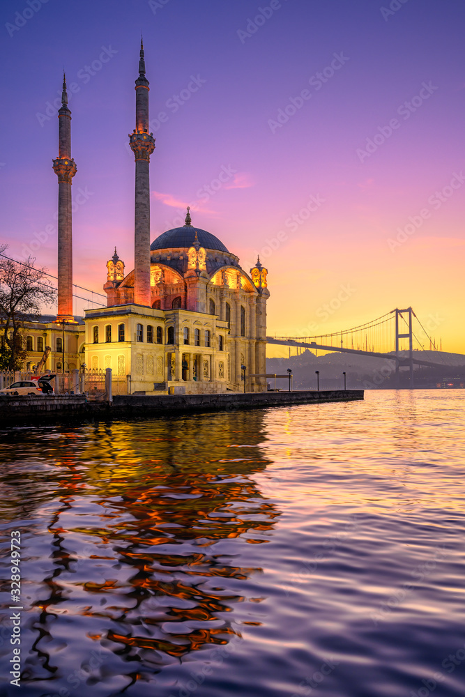 Fototapeta premium Meczet Ortakoy z mostem Bosfor w Stambule w Turcji