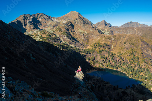 Blonde Frau beim Wandern