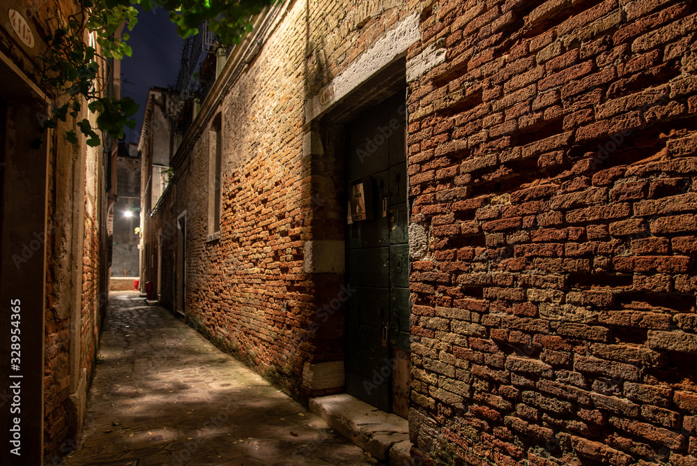 Fototapeta premium Old Brickwall in a narrow Alley in Cannaregio District, Venice/Italy