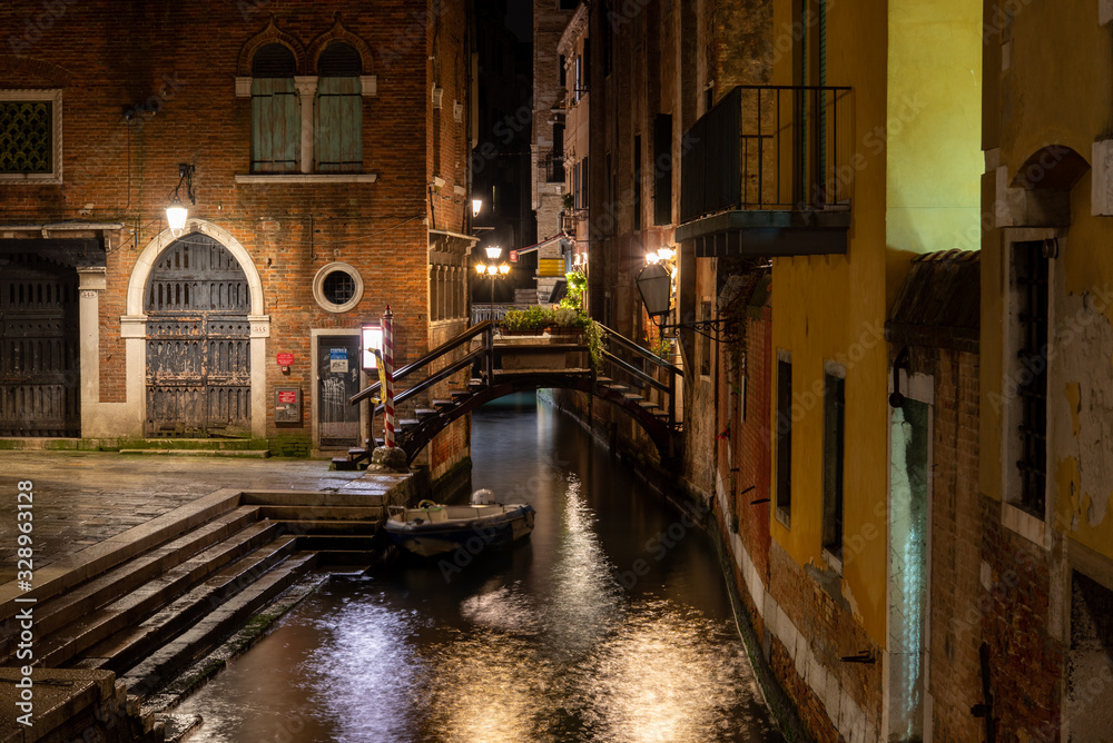 Fototapeta premium Rialto Market Hall at Night, Venice/Italy