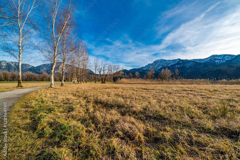Blick vom Ufer des Kochelsees auf Jochberg und Herzogstand Blick vom Ufer des Kochelsees auf Jochberg und Herzogstand