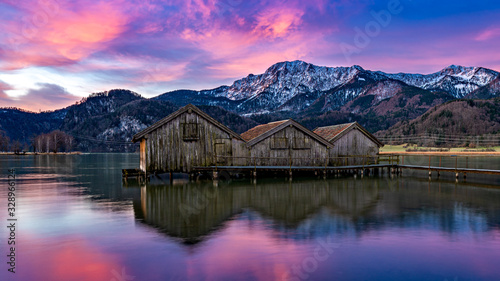 Morgenrot über den Bootshütten am Kochelsee © zauberblicke