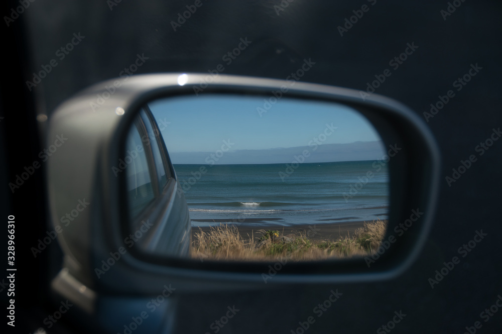 Ozean im Autoseitenspiegel