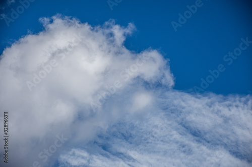 nube desintegrandose en el cielo azúl © Hugo F Vil