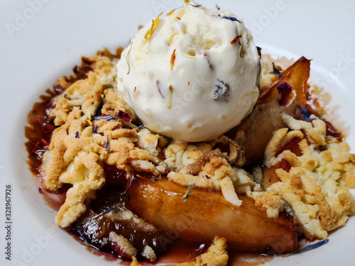 Apple crumble z lodami waniliowymi