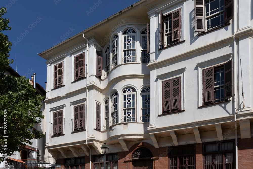 Fototapeta premium Street and building at Ano Poli in city of Thessaloniki, Greece