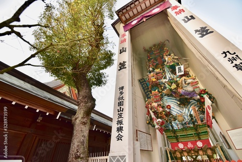 日本の福岡の櫛田神社の梅と桜