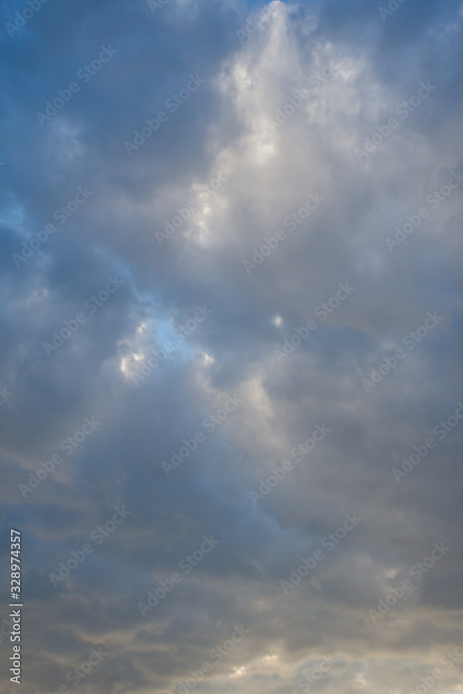Nubes cubriendo un cielo azúl