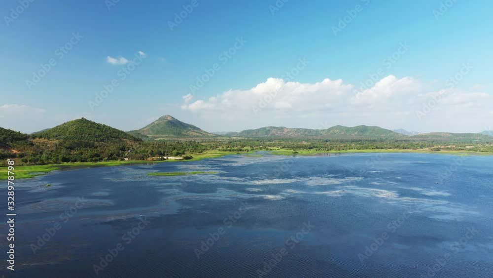 Le lac Brateak Krola Lake et les montagnes au loin, vers Kampot, au Cambodge