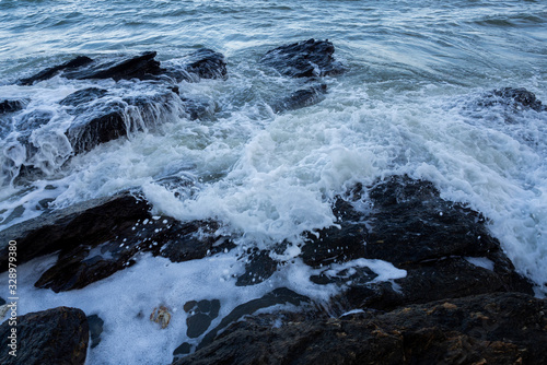 Fototapeta Naklejka Na Ścianę i Meble -  Waves coming to the rocky shore