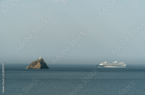 Barco grande y una isla en medio del mar