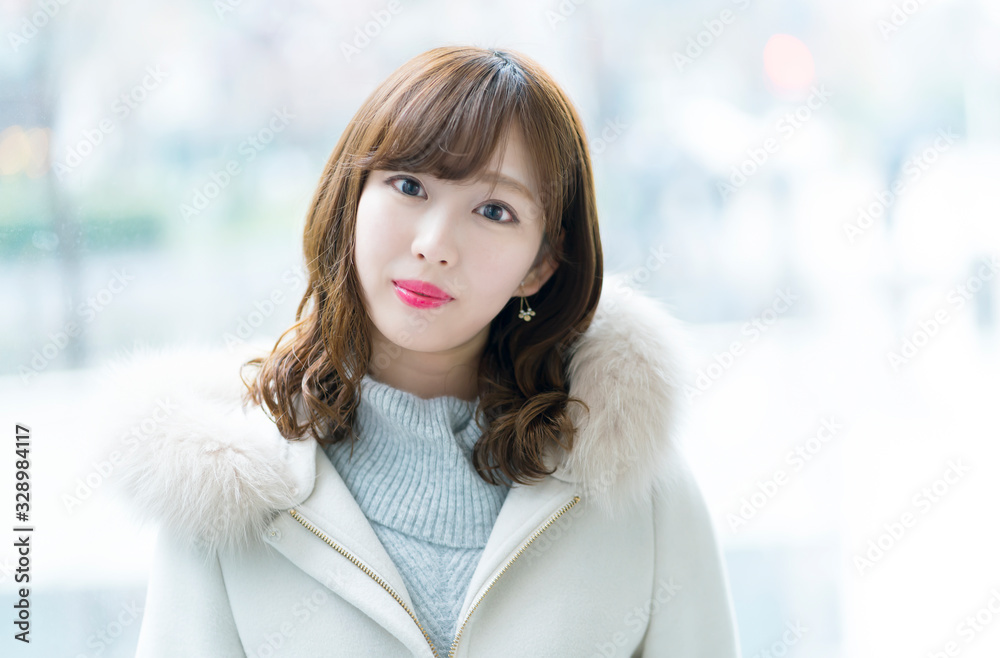 見つめる女性　冬