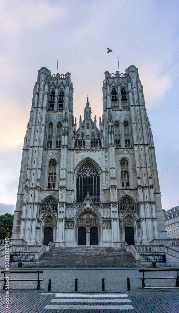 Fototapeta premium Catedral de San Miguel y Santa Gúdula Bruselas, Bélgica al amanecer