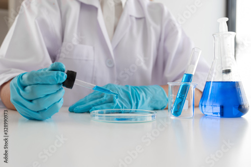 Foto Medical scientists have experimented with liquid chemicals in vitro to analyze viral data in chemical laboratories
