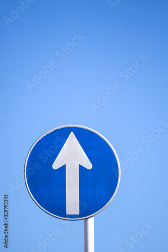 道路標識(規制標識)「指定方向外進行禁止」