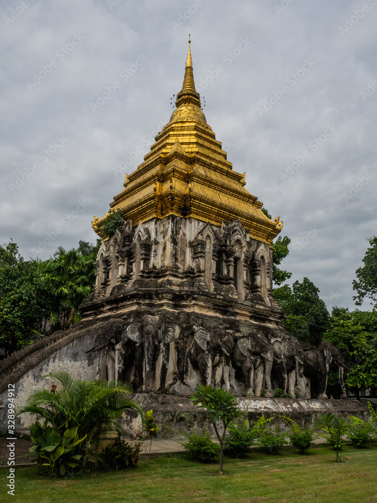 Fototapeta premium Elephant Temple of Chiang Mai