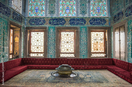 Billede på lærred Istanbul, Turkey - CIRCA Nov 2013: Interior of a room in Topkapi palace, istanbul, Turkey; with ornate decoration and calligraphy