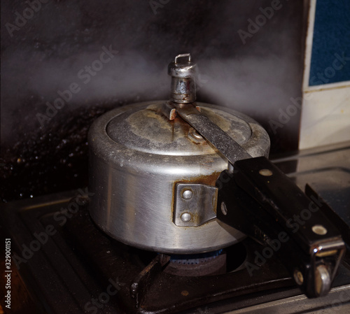 Fotografía Pressure cooker releasing hot steam