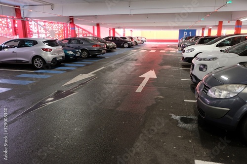 Parking souterrain d'un supermarché