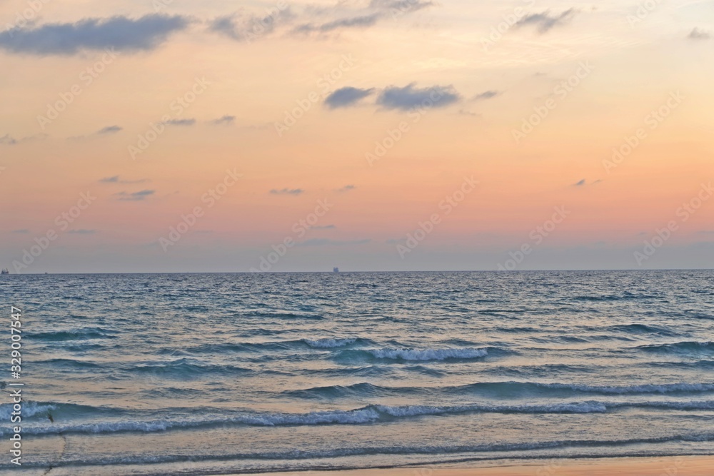 Obraz premium Sunset beautiful golden yellow. Beach, sea, sandy beach. On twilight.