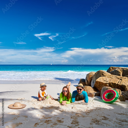 Fototapeta Naklejka Na Ścianę i Meble -  Family with three year old boy on beach