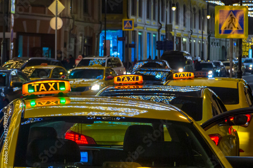 Billede på lærred Night picture of a taxi car