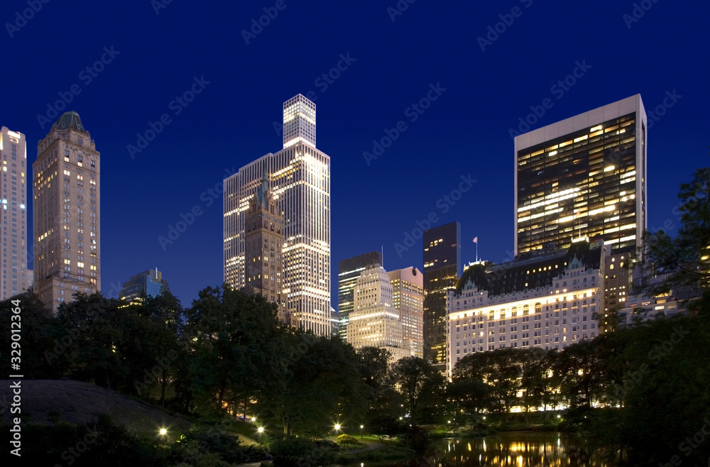 Fototapeta premium Central Park pond during evening in NYC