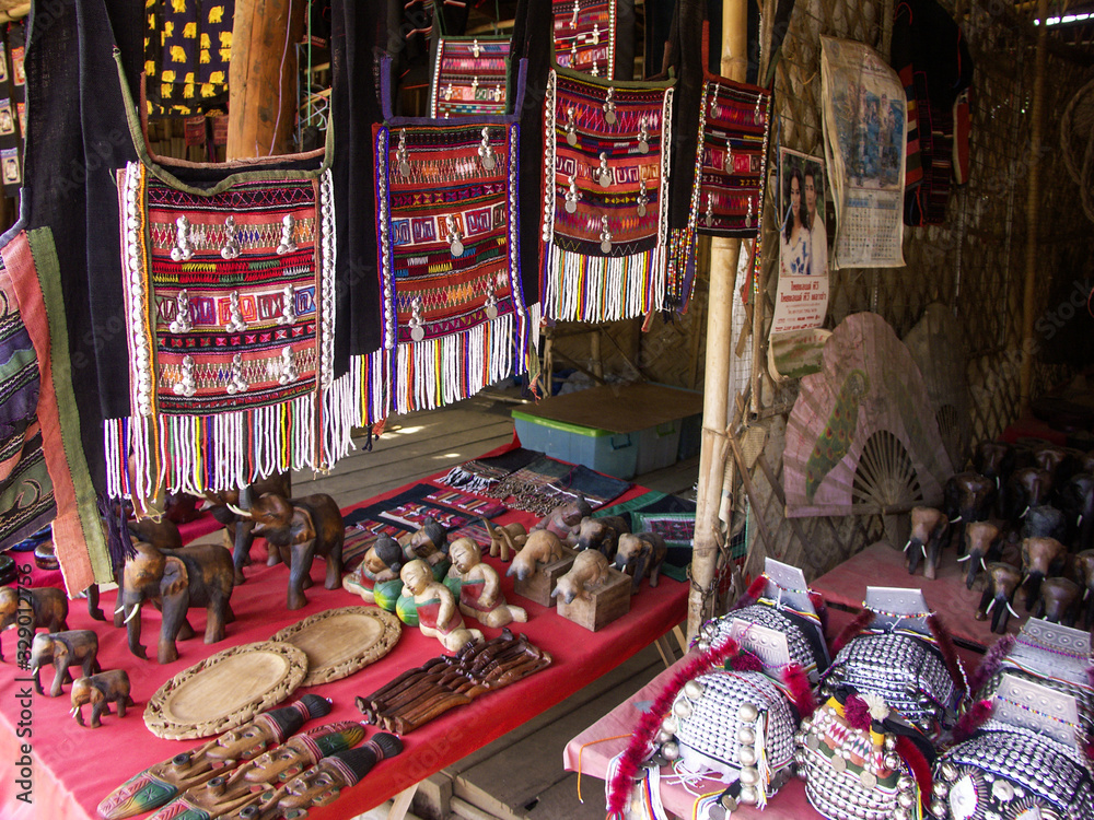 Boutique d'artisanat traditionnel Akha dans un village des les hauts de Chiang Raï, Thaïlande.