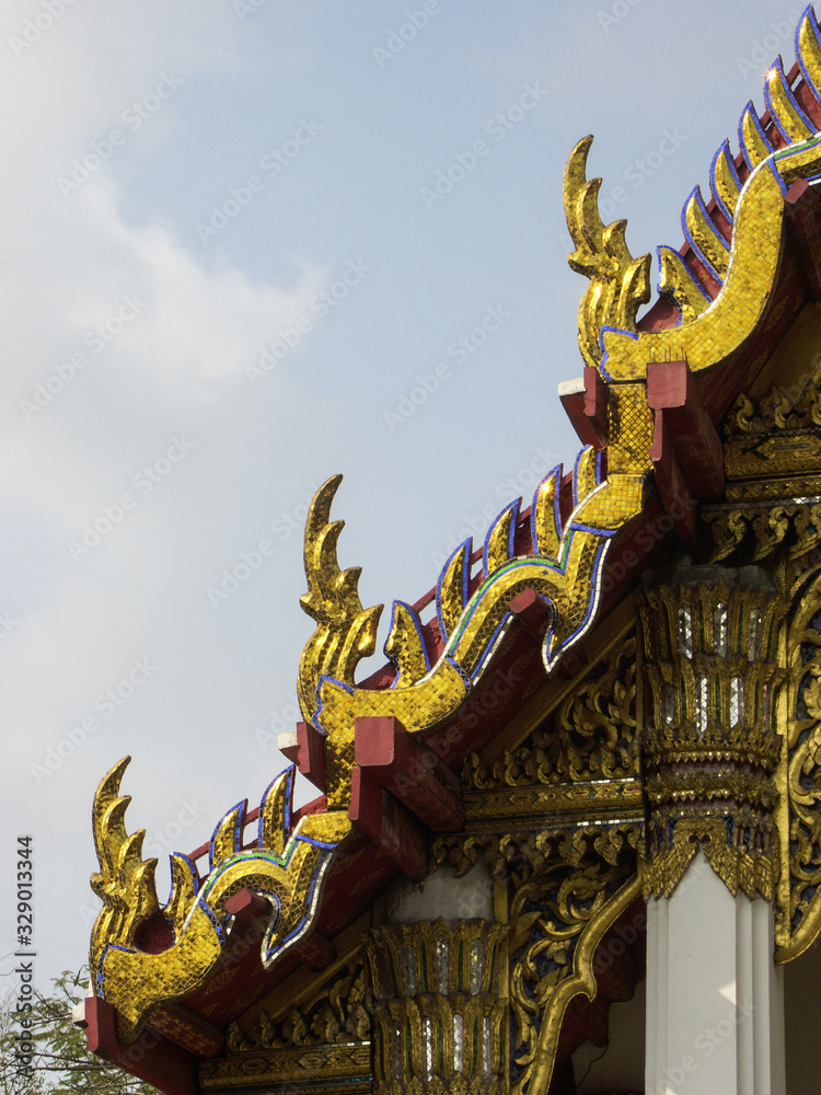 Fototapeta premium Détail d'un toit du Wat Pho, temple du bouddha couché à Bangkok, Thaïlande.