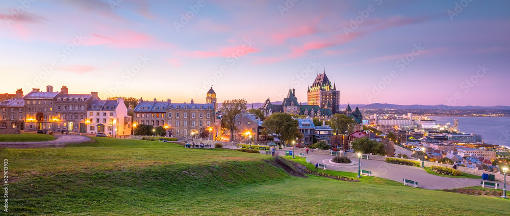 Obraz premium Panoramiczny widok na panoramę miasta Quebec w Kanadzie
