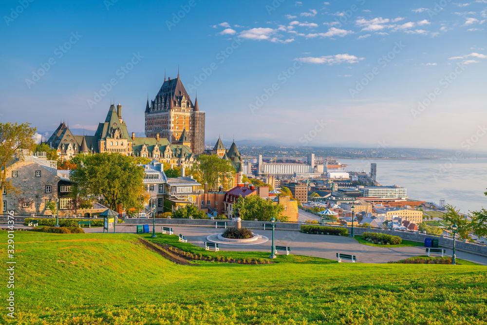 Obraz premium Panoramic view of Quebec City skyline in Canada
