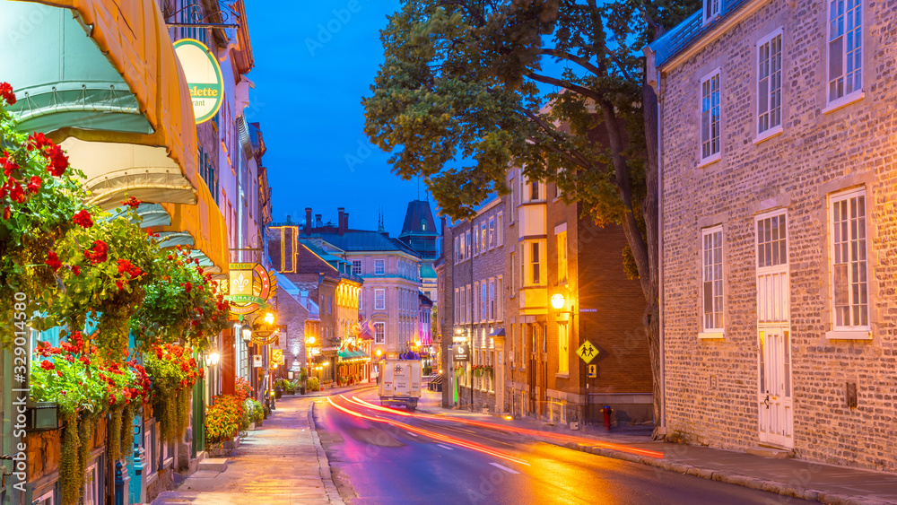 Naklejka premium Stare miasto w mieście Quebec, Kanada o zmierzchu